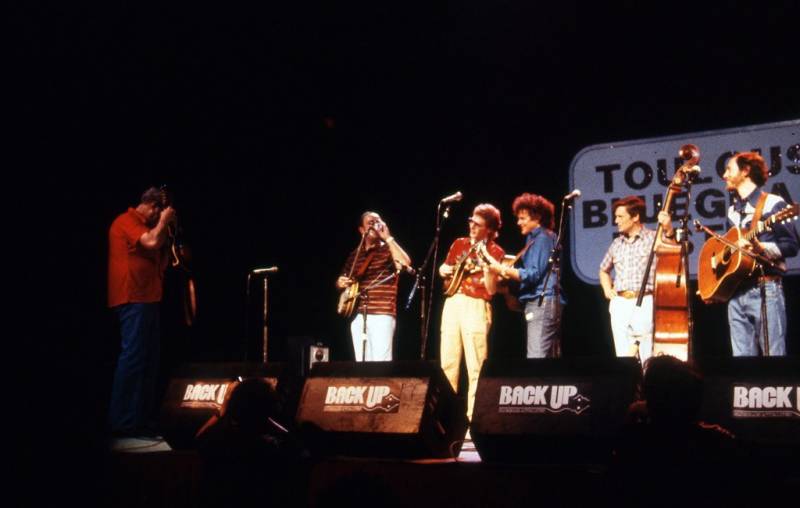 John Duffey (Seldom Scene) qui prend la photo souvenir à Toulouse. Seldom Scene sur la scène avec Peter Rowan et Sam Bush (New Grass Revival).